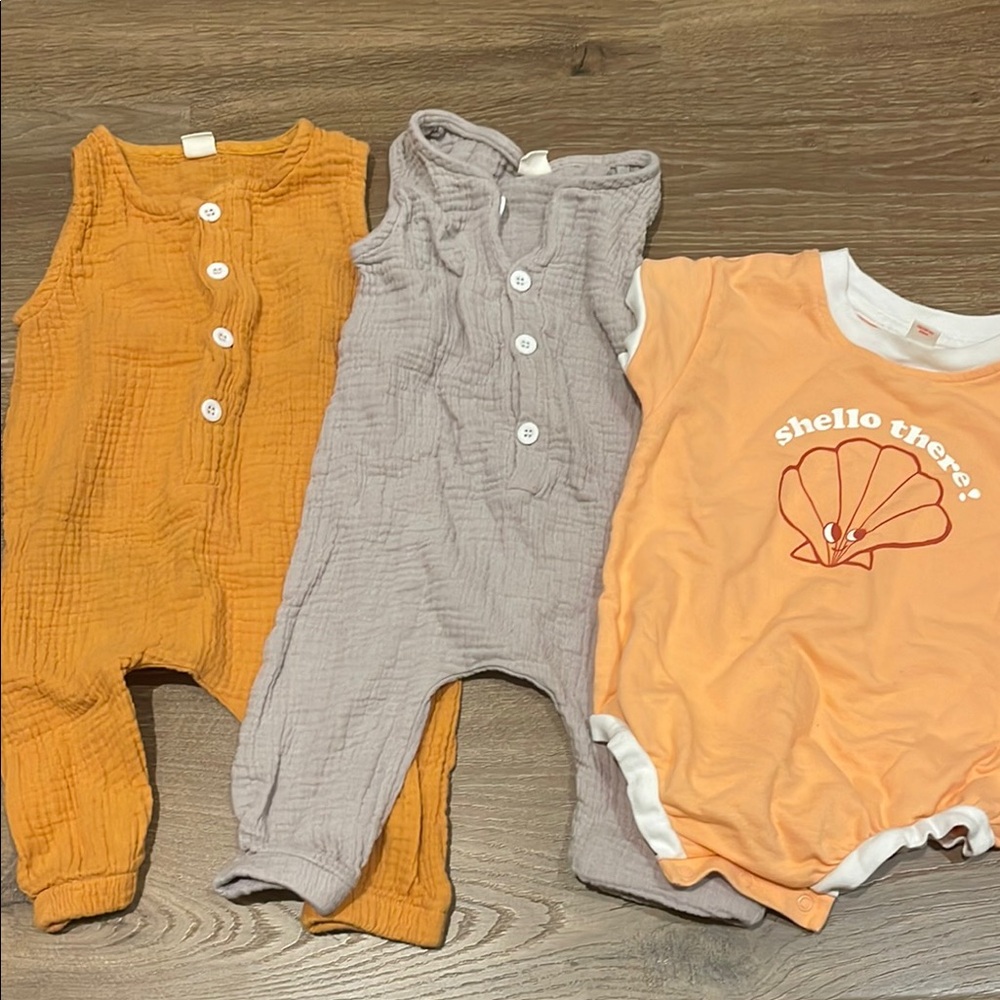 SOLD❌Baby Sleeveless Rompers and Shell Print Onesie Bundle